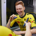 Matteo Jorgenson de l’équipe cycliste Visma Lease dégustant une gomme énergétique Amacx saveur orange.