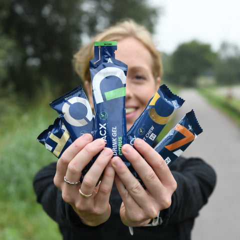 Variété de produits Amacx pour la nutrition d’endurance, comprenant gels énergétiques, gommes fruitées et barres énergétiques, chacun fournissant 30 grammes de glucides pour une énergie durable lors de l’effort.